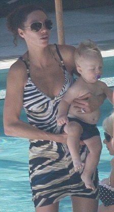 FOTO / Becker si-a scos copilul si nevasta la piscina! Vezi imagini cu fostul tenisman si manechinul Lilly!_4