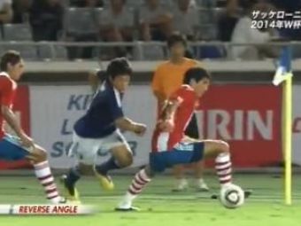 CE UMILINTA!! Un japonez a lasat cu ochii in soare doi fundasi paraguayeni! 