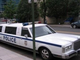 
	FOTO / Culmea arestarii: Sa te duca Politia la sectie cu... limuzina! Sau cu tancul!
