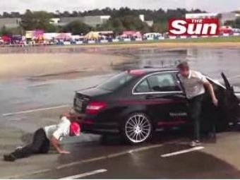 
	VIDEO / Hamilton este zeu pe pista... numai in masina! Vezi imaginea zilei:
