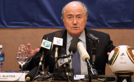 
	Sepp Blatter condamna fotbalul defensiv: &quot;Incurajam jocul cursiv! Poate reintroducem regula &quot;golului de aur&quot;&quot;
