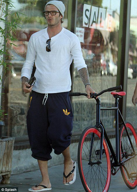 FOTO: Englezii fac misto de Beckham: a inceput sa se imbrace ca un TOCILAR :)_2