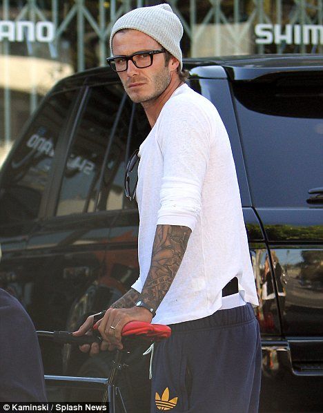 FOTO: Englezii fac misto de Beckham: a inceput sa se imbrace ca un TOCILAR :)_4