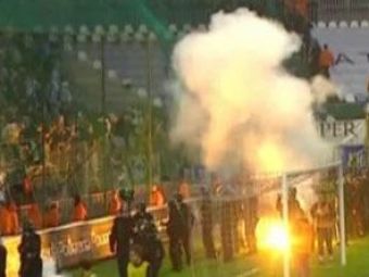 
	VIDEO / Jimmy Jump a incercat sa intrerupa derby-ul Ujpest - Ferencvaros! Fanii i-au luat-o inainte! Vezi scenele de RAZBOI:
