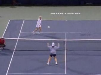 
	Cea mai sexy jucatoare de tenis a momentului stie si cu mingea: Wozniacki&nbsp;s-a bagat la tenis de picior! VIDEO
