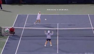 
	Cea mai sexy jucatoare de tenis a momentului stie si cu mingea: Wozniacki&nbsp;s-a bagat la tenis de picior! VIDEO
