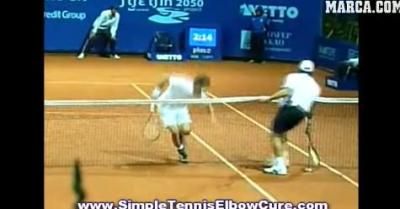 
	VIDEO / El este primul jucator de tenis care a SIMULAT o accidentare pe teren! :))
