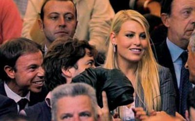
	Este blonda, are 26 de de ani si intr-o zi va CONDUCE Milanul! Vezi cum arata fata lui Berlusconi:
