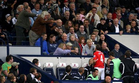 Cea mai TARE imagine din Anglia! Un fotbalist s-a dus in tribuna ca sa injure o... batranica!_1