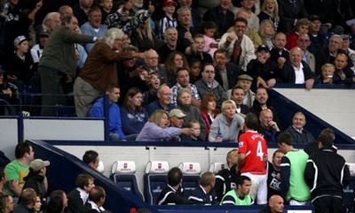 Cea mai TARE imagine din Anglia! Un fotbalist s-a dus in tribuna ca sa injure o... batranica!_2