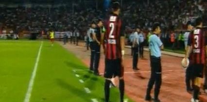 VIDEO "Cazul bricheta" in Turcia! Gaziantep - Bursaspor, suspendat dupa ce arbitrul a fost atacat de fani!_1