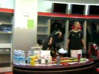 
	VIDEO Unic in Italia! Cum isi pregatesc Ronaldinho si Ibra driblingurile in vestiar!
