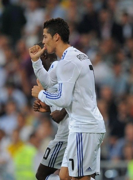 VIDEO SUPER TARE! Cristiano Ronaldo, primul gol dedicat fiului sau! Vezi cum s-a intimidat in fata tribunelor!_3
