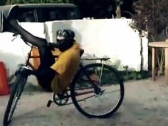 
	SUPER VIDEO: Ce face un senegalez pe o bicicleta? Breakdance! :))
