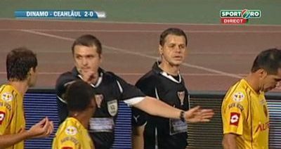 
	VIDEO Dinamo din nou &quot;iubita&quot; de arbitri! Tusierul Crangasu catre un jucator de la Ceahlaul: &quot;Sa mori tu ca n-a fost hent?&quot;
