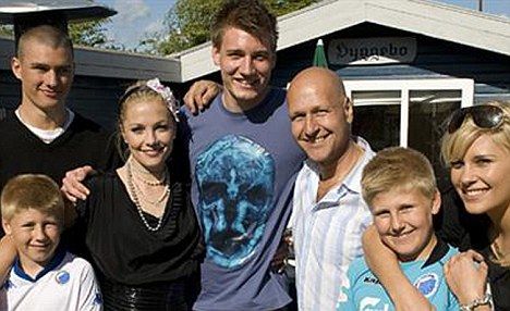FOTO Aici marcheaza Bendtner: se iubeste cu o baroneasa cu 13 ani mai mare decat el!_5