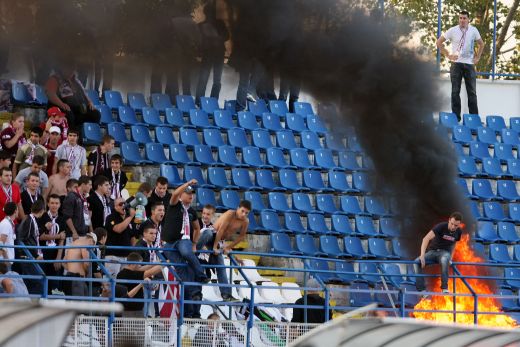 FOTO Fanii CFR-ului, disperati! Au incendiat peluza dupa meciul cu Universitatea Cluj!_1