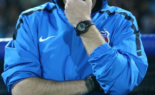 Edi Iordanescu il copiaza pe Maradona! Merge la meciuri cu DOUA CEASURI la maini! Cat TIMP ii mai dai la Steaua?_2