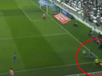 
	VIDEO ASTA e cel mai DEVOTAT arbitru din lume! Vezi cum a atacat un steward pentru o minge!
