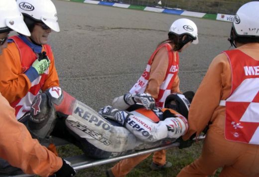Imagini socante! Dani Pedrosa: tripla fractura de clavicula! Vezi accidentul care l-a scos din lupta pentru titlul mondial!_3