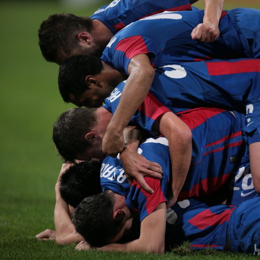 SUPER FOTO! Steaua sandwich: ultima moda la bucuriile de gol din Ghencea, dupa primul gol al lui Bilasco! :)_2