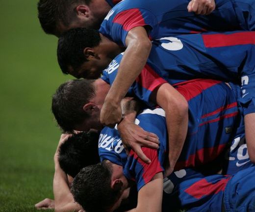 SUPER FOTO! Steaua sandwich: ultima moda la bucuriile de gol din Ghencea, dupa primul gol al lui Bilasco! :)_1