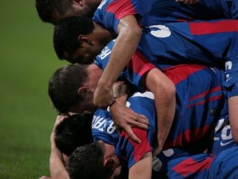 
	SUPER FOTO! Steaua sandwich: ultima moda la bucuriile de gol din Ghencea, dupa primul gol al lui Bilasco! :)
