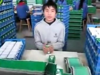 
	&nbsp;VIDEO: Speedy Gonzales e made in China! Uite cat de rapizi sunt chinezii la impachetat carti de joc! 

