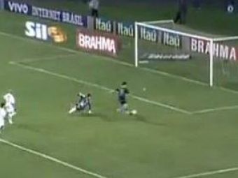 
	VIDEO Un brazilian a imitat cea mai mare ratare din Liga I! Cum sa driblezi portarul si sa tragi pe langa! :))
