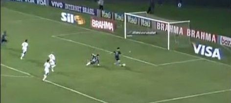 
	VIDEO Un brazilian a imitat cea mai mare ratare din Liga I! Cum sa driblezi portarul si sa tragi pe langa! :))
