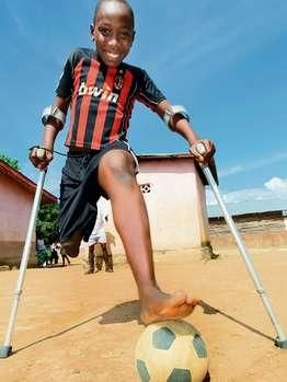 VIDEO CUTREMURATOR! Fotbalul e bucuria lor! Vezi cum joaca echipa pustilor cu un singur picior din Sierra Leone!_1