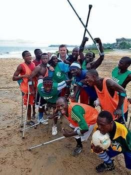 VIDEO CUTREMURATOR! Fotbalul e bucuria lor! Vezi cum joaca echipa pustilor cu un singur picior din Sierra Leone!_2