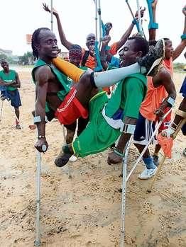 VIDEO CUTREMURATOR! Fotbalul e bucuria lor! Vezi cum joaca echipa pustilor cu un singur picior din Sierra Leone!_3