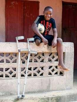 VIDEO CUTREMURATOR! Fotbalul e bucuria lor! Vezi cum joaca echipa pustilor cu un singur picior din Sierra Leone!_4