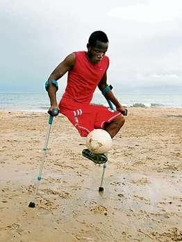 VIDEO CUTREMURATOR! Fotbalul e bucuria lor! Vezi cum joaca echipa pustilor cu un singur picior din Sierra Leone!_5