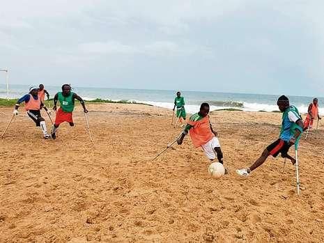 VIDEO CUTREMURATOR! Fotbalul e bucuria lor! Vezi cum joaca echipa pustilor cu un singur picior din Sierra Leone!_6