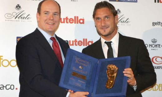 Mai tare decat Raul, Beckham sau Eto'o! Totti a primit trofeul Golden Foot_1