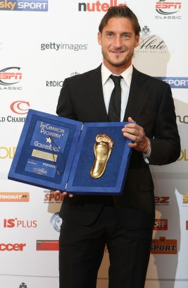 Mai tare decat Raul, Beckham sau Eto'o! Totti a primit trofeul Golden Foot_3