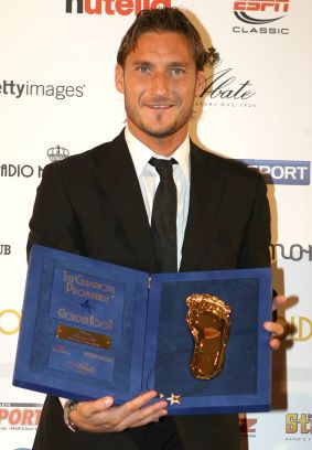Mai tare decat Raul, Beckham sau Eto'o! Totti a primit trofeul Golden Foot_6