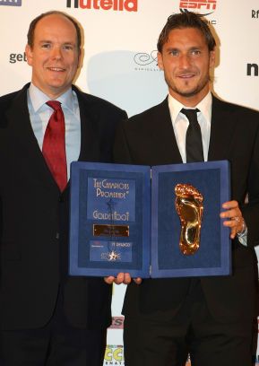 Mai tare decat Raul, Beckham sau Eto'o! Totti a primit trofeul Golden Foot_7