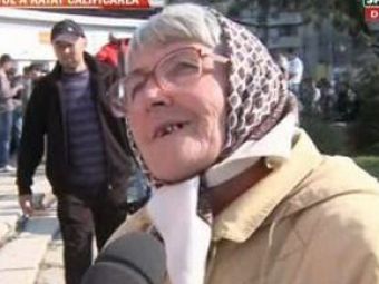 
	Dinamovistii au luat cu asalt casele de bilete! O femeie de 70 ani in fata stadionului: &quot;Stau de ore bune pentru copiii mei!&quot;
