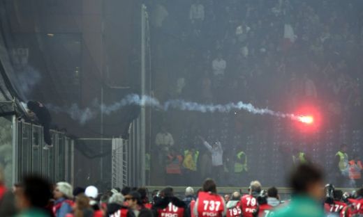 VIDEO / Scene INCREDIBILE in Italia! Sarbii au aruncat cu petarde si fumigene! Meciul Italia - Serbia a fost SUSPENDAT:_12