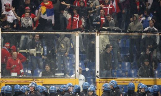 VIDEO / Scene INCREDIBILE in Italia! Sarbii au aruncat cu petarde si fumigene! Meciul Italia - Serbia a fost SUSPENDAT:_22