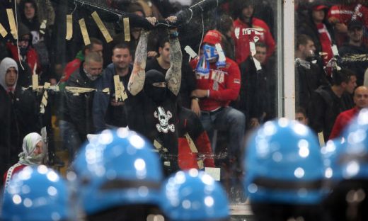 VIDEO / Scene INCREDIBILE in Italia! Sarbii au aruncat cu petarde si fumigene! Meciul Italia - Serbia a fost SUSPENDAT:_31