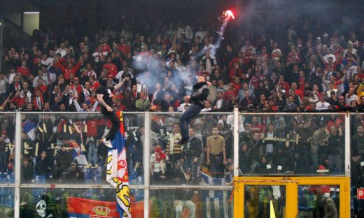 VIDEO / Scene INCREDIBILE in Italia! Sarbii au aruncat cu petarde si fumigene! Meciul Italia - Serbia a fost SUSPENDAT:_43