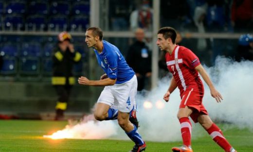 VIDEO / Scene INCREDIBILE in Italia! Sarbii au aruncat cu petarde si fumigene! Meciul Italia - Serbia a fost SUSPENDAT:_10