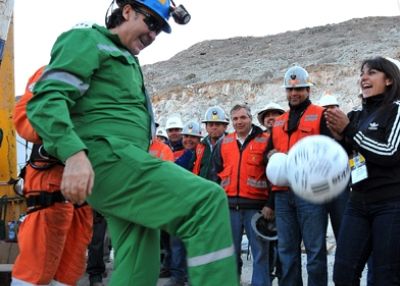 
	VIDEO: Incredibil! Cum a sarbatorit un miner din Chile cand a fost scos la suprafata? S-a apucat de facut jonglerii cu mingea!
