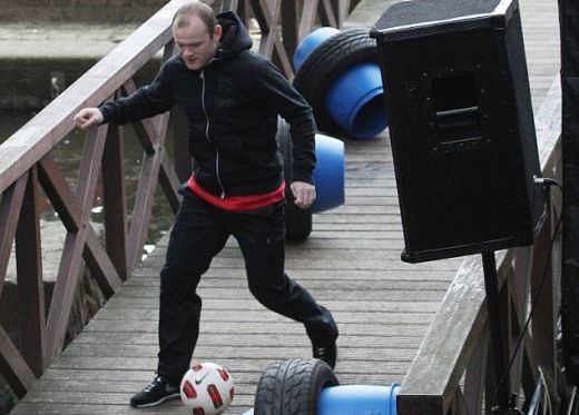 Scandal cu Ferguson! E Rooney accidentat? NU! Vezi cum dribleaza BUTOAIE pe un pod! SUPER VIDEO!_1