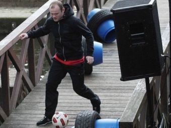 
	Scandal cu Ferguson! E Rooney accidentat? NU! Vezi cum dribleaza BUTOAIE pe un pod! SUPER VIDEO!
