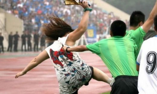 Imagini INCREDIBILE din China! O femeie isterica a luat la bataie un arbitru cu picioarele si punga de sticks :))_3